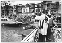 405755 Afbeelding van de aankomst van Sinterklaas en Zwarte Piet bij de Weerdsluis te Utrecht.